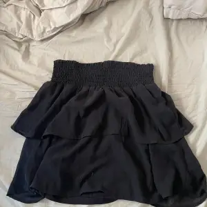 Svart volang kjol från only. Aldrig använd och säljer då jag har andra kjolar jag använder mer. 