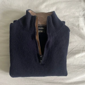 Zip up massimo dutti  - Asfet zipup i typ storlek m/s. Gjord i ull och kashmir och i mycket bra skick. Skriv om du har några frågor! 
