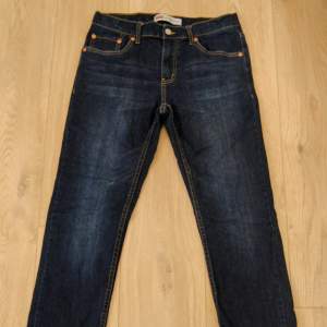 Säljer ett par väldigt lite använda Levi's jeans. Storlek är 167 men enligt mina mått så är dom W29 L32. Skriv gärna om du har någon fråga!