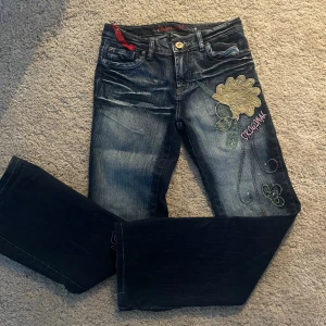 Y2k vintage jeans  - Ett par snygga vintage byxor köpt här på Plick. Jag har använt de 2-3 ggr. Skulle säga att de är i väldigt bra skick. Fråga gärna om fler bilder eller mått. 