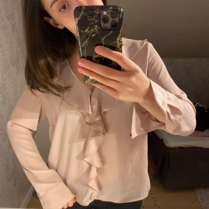 Söt topp  - Säljer denna söta topp 💕 perfekt till våren! 