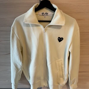 COMMES DES GARÇONS ZIP - Track Suit i Beige [M] - ZIP/Track-tröja, från CDG-Play. Bra skick med bibehållen fin färg 