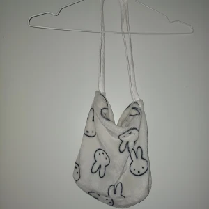 Vit väska  - En gullig vit väska! Skriv om ni har några frågor 🩷