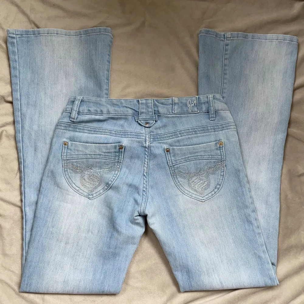 Så snygga lågmidjade Bootcut jeans med detaljer på fickorna, innerbenslängd:80 midjemått:38 x2 plus mycket stretch. Kan inte ta bilder på pga för stora. Vill du köpa trycker du på köp nu, jag postar inom 24h. Jeans & Byxor.