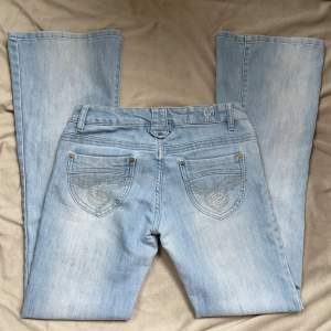 Så snygga lågmidjade Bootcut jeans med detaljer på fickorna, innerbenslängd:80 midjemått:38 x2 plus mycket stretch. Kan inte ta bilder på pga för stora. Vill du köpa trycker du på köp nu, jag postar inom 24h