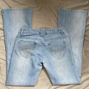 Lågmidjade Bootcut jeans  - Så snygga lågmidjade Bootcut jeans med detaljer på fickorna, innerbenslängd:80 midjemått:38 x2 plus mycket stretch. Kan inte ta bilder på pga för stora. Vill du köpa trycker du på köp nu, jag postar inom 24h