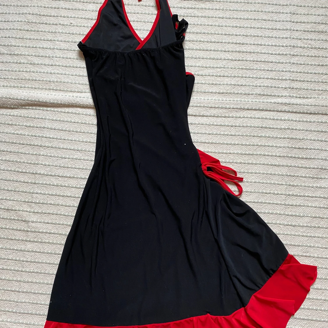 Snygg klänning med volang - 90