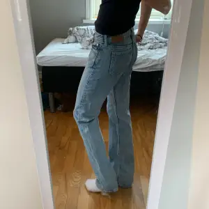 Fina straight jeans från Weekday!! Använd fåtal gånger och inga deffekter💗Jag är 167
