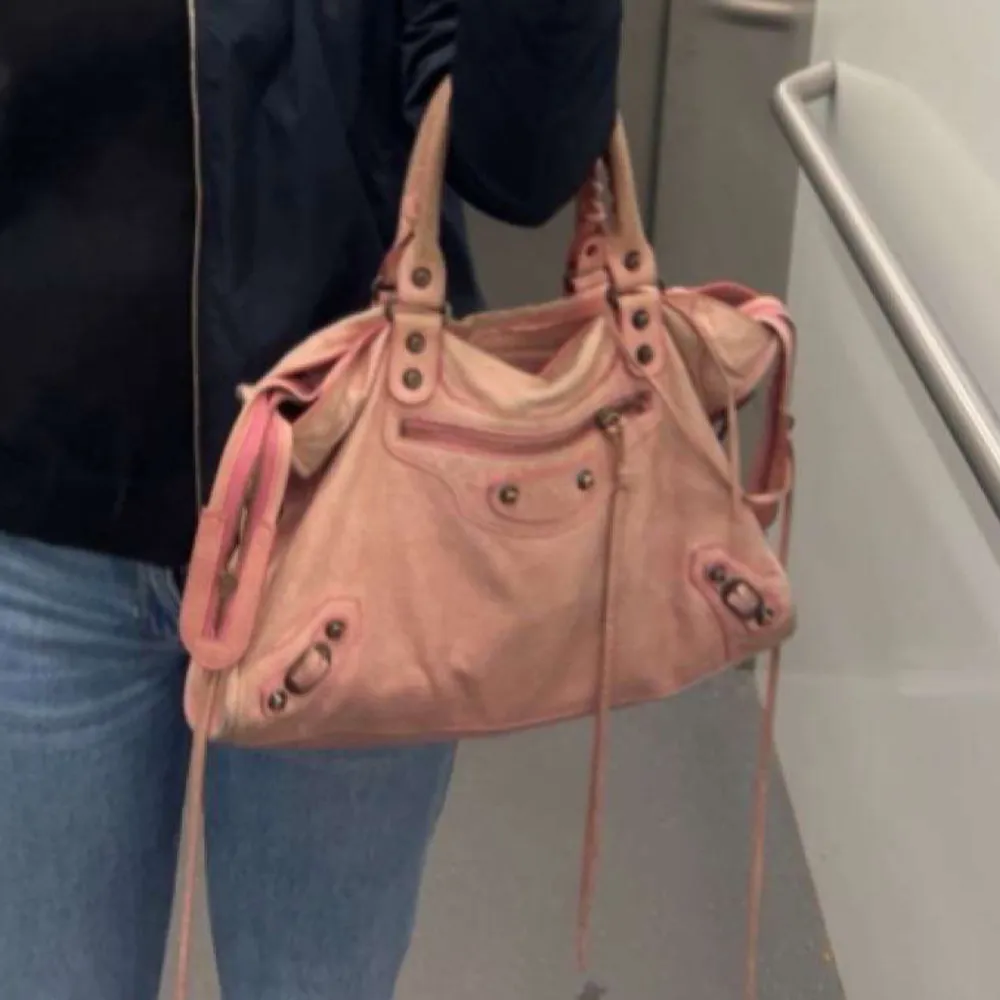 Säljer min rosa Balenciaga väska eftersom att den inte kommer till användning längre. Väskan är äkta men priset är lågt eftersom att den är så pass sliten. Hör av dig ifall du har några frågor💖 Möts upp i Stockholm annars står köparen för frakten. Väskor.