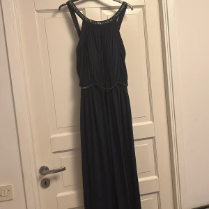 Balklänning  - Säljer min balklänning! Använd 1 gång men är i bra skick 🤍