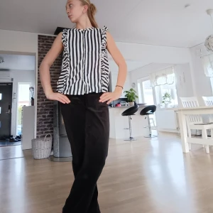 Randig blus - Väldigt fin till sommaren. Har finna marinblåa render 😍