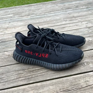 Yeezy 350 V2 Bred/Black Red - Storlek: 44 Nypris: 4500-6000kr Box saknas tyvärr. Nästan helt nya, använda några gånger. Lite skav/smuts på hälen. Äkta såklart, äkhetsbevis finns. Du får även göra test själv om du vill, jag skickar bilder. Skriv gärna vid frågor och funderingar👊🏻