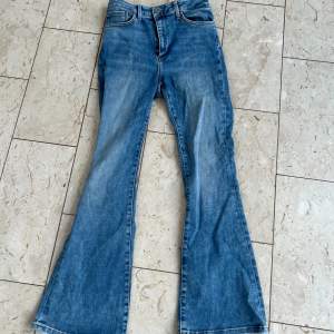 Peachy flare jeans från Bikbok! 💙💙💙