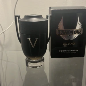 Invictus victory EDP  - Den är 100 ml men skulle säga att det är ca 45ml kvar och det är en riktigt bra vanilj doft som funkar till många tillfällen och byten funkar, pris kan också diskuteras😃