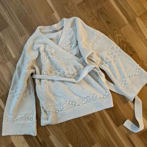 Orsak cardigan  - Köpt på Sellpy, märke orsay. Tror det är en M 