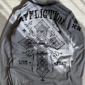 AFFLICTION tröja - As cool affliction tröja som är ”dubbeldesign”. Alltså ifall man vänder den ut o in är det annat färg och design. Basically två tröjor i en. Några frågor eller ngt skriv privat! Eller för fler bilder! Den är SÅKLART äkta