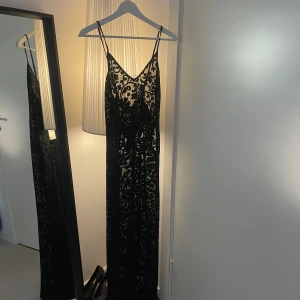 Klänning - Svart oanvänd klänning som jag köpte till balen men ej använt. Nakd strl 34!