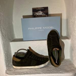 Tjena! Nu säljer vi dessa sjukt feta Philippe Model skor i super bra skick! De är knappt använda och har inte en minsta skada eller defekt, det enda som är lite smutsigt är sulan endast! Bara att höra av er vid funderingar! Priset är ej hugget i sten