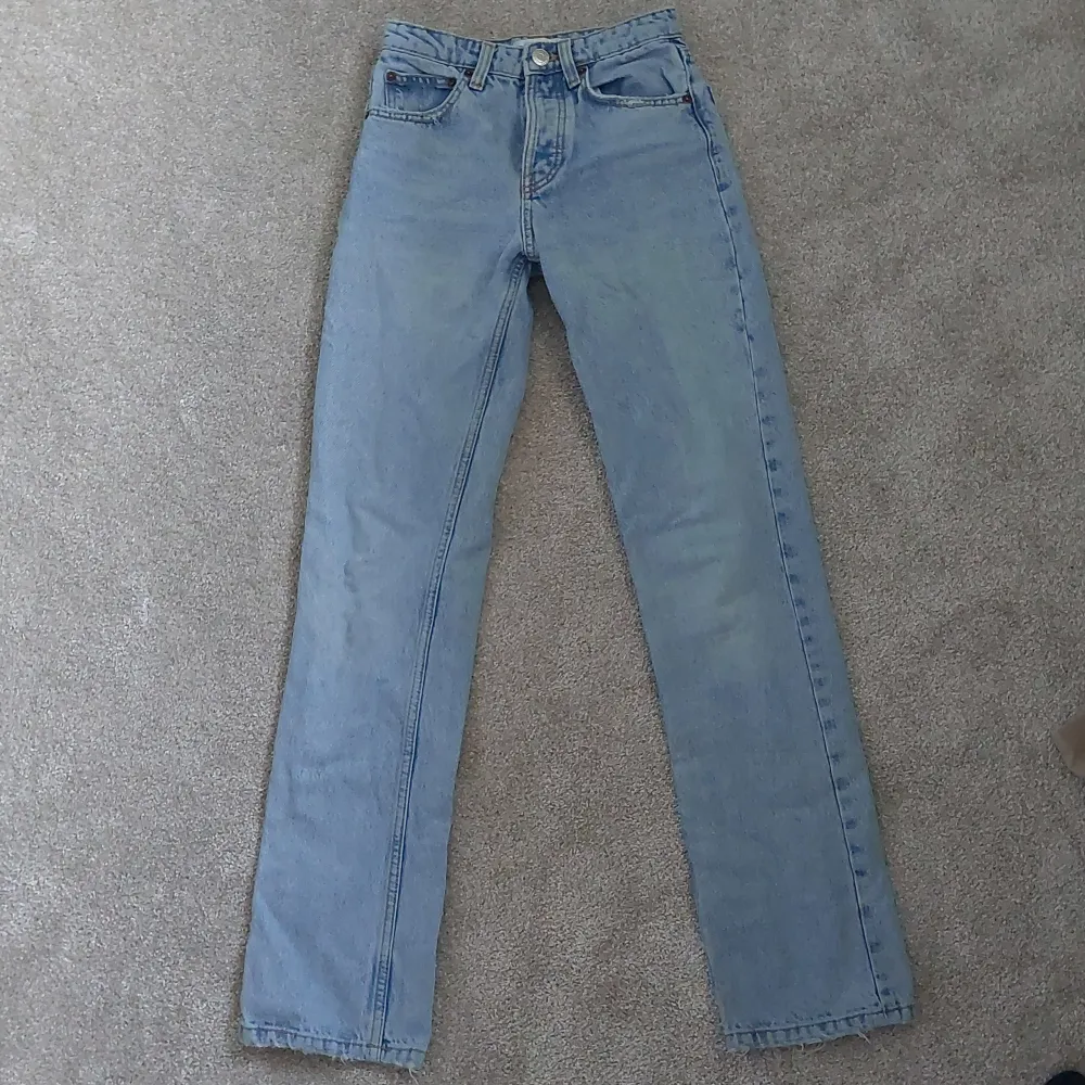 Jättesnygga jeans från zara. Bra skick och passform 💖. Jeans & Byxor.