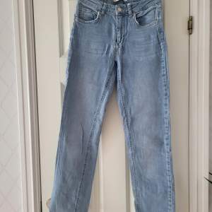 Raka ljusblå jeans från ginatricot i storlek 36. Fint skick!