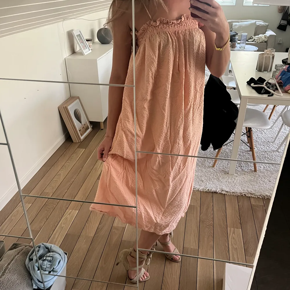 Hej! Säljer en jätte härlig långklänning i orange/ peace färg från H&M. Stl XS, stretchigt och härligt matrial🧡. Klänningar.