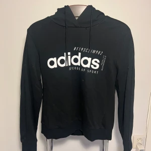 Adidas hoodie - Srl M men passar s med Knappt använd så fint skick Frakt ingår ej