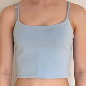 Ljusblå sommartopp  - Jättesöt och simpel sommartopp. (Fläcken är från telefon kameran) inget slitage eller defekter. 