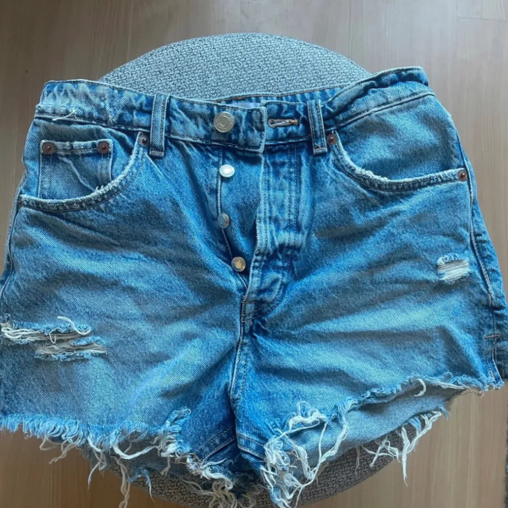 Jättefina jeansshorts från zara😍(liknande de på andra bilden) skicka privat för mer bilder. Shorts.