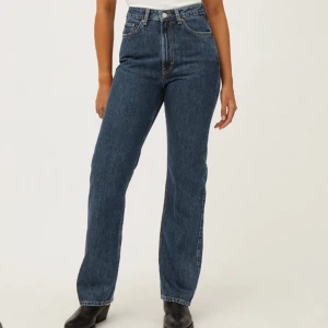 Straight jeans - Weekday ”ROWE” raklånga 90-talsjeans. Färgen Win Blue