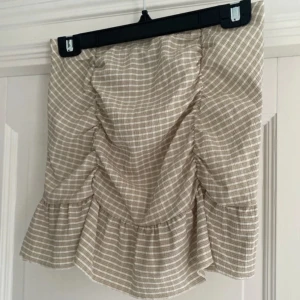 Kjol - Kjol ifrån Ginatricot i storlek M Aldrig använd utan endast testad och tog av prislappen när den testades så kunde ej lämna tillbaka den! Fakt tillkommer