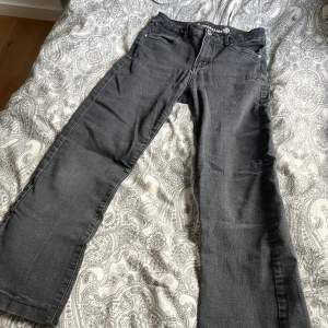 säljer dessa jeans då dom inte kommer till användning 💕 strl 158 men passar mig som är 153 🥰 en liten tråd har gått upp på ena låret! 💕