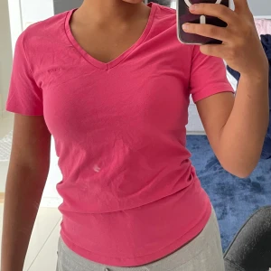 Gant t-shirt  - Säljer denna Gant t-shirt pågrund av att den inte kommer till någon användning. Köpt på secondhand och är använd en gång och är därför i väldigt bra skick💕👌