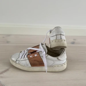 VALENTINO skor - Just nu säljer jag dessa underbart fina valentino skor till ett sjukt bra pris. Helt nyköpta skosnören då de gamla var slitna. För mer bilder eller information är det bara att kontakta mig här. Det är först till kvarn som gäller. Strl 39 funkar på 40