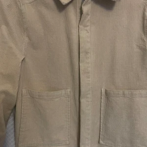 Beige Vårjacka - Beige vårjacka i manchestermaterial✨  Super fin kvalitet bortsätt från en liten fläck på ärmen.  Köpt för 500 kr på Ålens❤️‍🔥