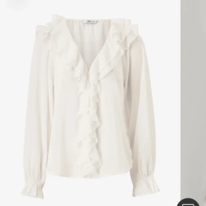 Blus - Säljer denna skit snygga volang blus från ellos för den inte kommer till användning, bara använd 1 gång. Den är lite genomskinlig men om man har vitt linne under ser de bra ut💞Passar de i storlek 34-40. nypris 349kr. Skriv för fler bilder💞