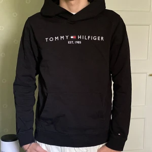Tommy Hilfiger hoodie - Svart tommy hilfiger hoodie i väldigt bra skick. Barnstorlek men passar som XS. Frakt tillkommer 🙌