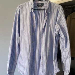 Custom fit Polo by Ralph Lauren skjorta i storlek XL men passar som L. Bra kvalitet och fint skick, skriv vid fler frågor!