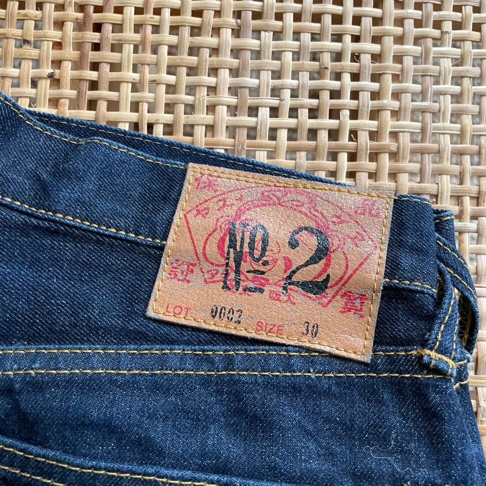 Säljer ett par nästan helt nya jeans från Evisu.  W30 herrjeans men funkar även som unisex. Skulle säga att längd är ca L32. 100 bomull, rådenim. Hade gärna behållt men inser att de inte används.. Jeans & Byxor.