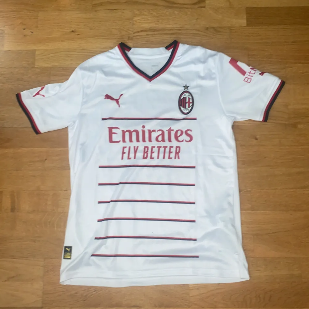 Säljer AC Milans borta tröja från förra säsongen med Ibrahimovic #11 på ryggen, Tröjan är helt ny och är aldrig använd (Pris kan diskuteras). T-shirts.