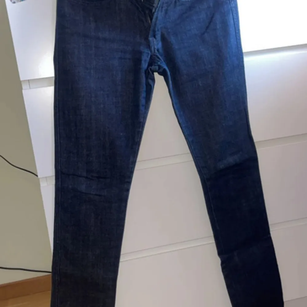 Lågmidjade jeans som inte är använd. Modellen: TINA 2020 com raw denim  ,midjan är 26 och längden är 32. Jeans & Byxor.