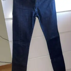 Lågmidjade jeans som inte är använd. Modellen: TINA 2020 com raw denim  ,midjan är 26 och längden är 32