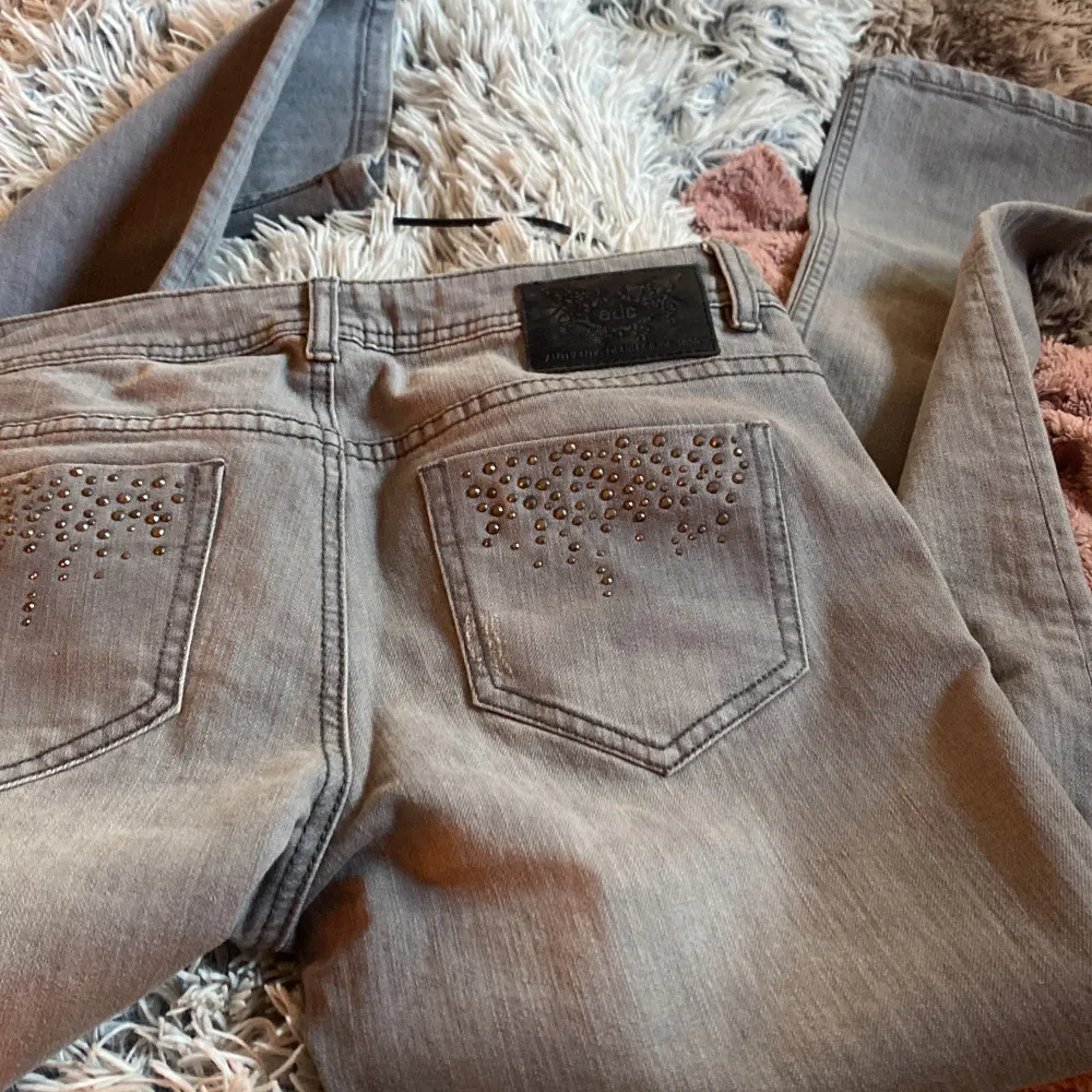 världens finaste gråa jeans med superfina detaljer, säljer därför att de var för små. vill sälja snabbt så kom med bud!!!! 🌟🌟💕 kan skicka bättre bilder. Jeans & Byxor.