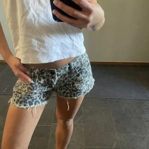Slitna denim shorts med leopardmönster.  - Perfekta shorts i storlek 36/S. Jag brukar ha xs och dessa sitter som en smäck. Inga defekter. 