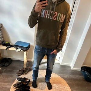 Moschio hoodie  - En Moschio hoodie i väldigt bra kvalitet 9/10 köpte för ca 5000 kr säljer för 1500 kr vid minsta lilla fråga skriv i pm mvh Nils 