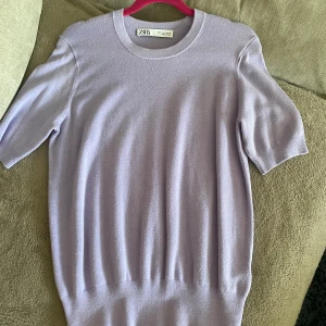 T-shirt - Super söt T-shirt från zara. Perfekr nu till sommaren. Aldrig använd men köpt här på Plick.