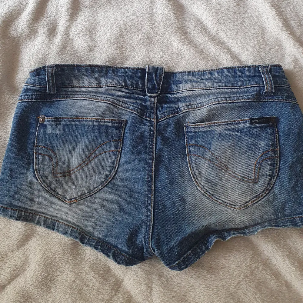 Skitsnygga shorts ifrån Only, perfekt till sommaren! 🤩 Säljer då de tyvärr inte passar mig längre. . Shorts.