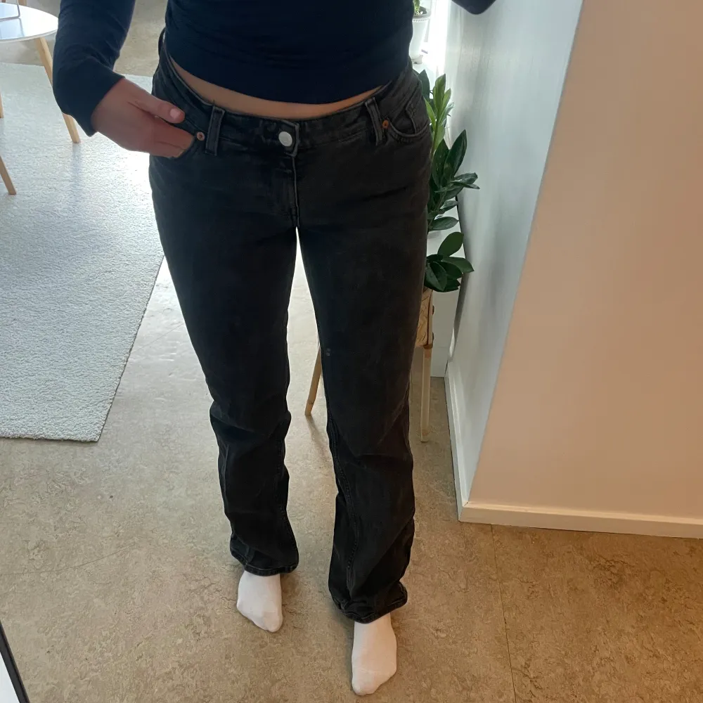 Ett par svarta lågmidjade jeans från monki i storlek W27. Sparsamt använda.. Jeans & Byxor.
