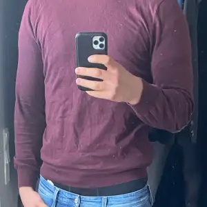 Skit snygg cashmere tröja från Massimo Dutti. Säljer då den blivit för liten. Modellen är 187 och 83kg. Hör gärna av er för frågor 🙏