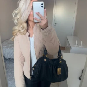 Jacka  - Säljer denna quiltade vårjacka. Har du någon fråga är det bara att höra av dig🫶🏻