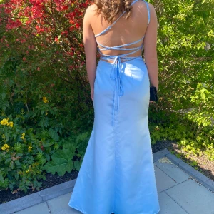 Balklänning😍🫶🏼🫶🏼 - Jag säljer min fina balklänning från JJ’s House😍. Endast använd 1 gång. Uppsydd (jag är 167) .  Köpt för 1700kr säljer för 1000kr❤️. Storlek 38, passar S och M eftersom man kan justera med bandet. Hör av dig om du har frågor eller vill ha fler bilder🥰